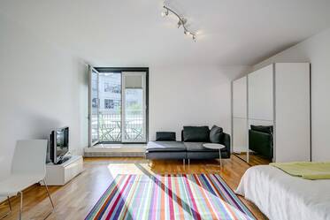 Maxvorstadt: Neu renovierte 1-Zimmer-Wohnung mit Balkon zum Innenhof 
