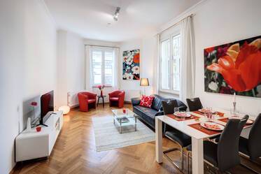 Zelo lepo opremljeno Ravna stran na spletnem mestu Schwabing