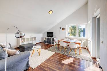 Sehr schöne möblierte Dachgeschosswohnung içinde Untermenzing
