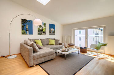 Bardzo ładnie umeblowane Mieszkanie na poddaszu w Bogenhausen