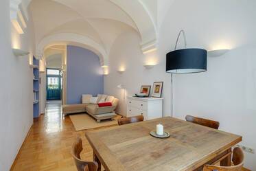 Студио апартамент в Schwabing с идилична тераса и пералня, близо до Josephsplatz