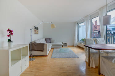 Sonnige, helle und moderne Maisonettewohnung mit Dachterrasse