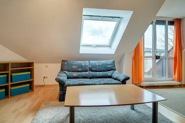Vollständig möblierte Dachgeschosswohnung içinde Moosach