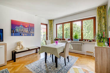 Schöne, helle 1-Zi-Wohnung in der Nähe vom Rotkreuzplatz mit Balkon und Internet