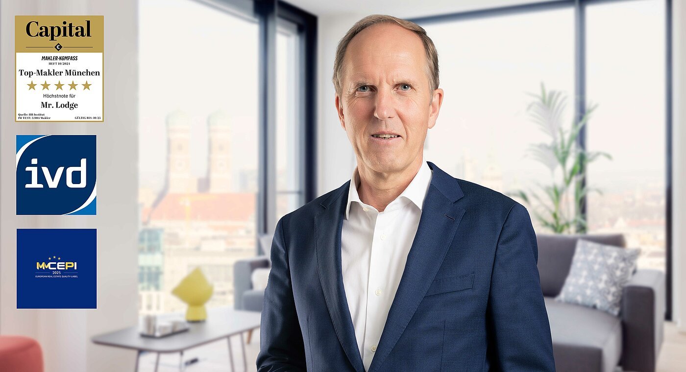 Geschäftsführer Norbert Verbücheln in modernem Münchner Apartment mit Blick auf die Frauenkirche – Mr. Lodge steht für Vertrauen, Expertise und erstklassige Betreuung in der möblierten Immobilienvermittlung.