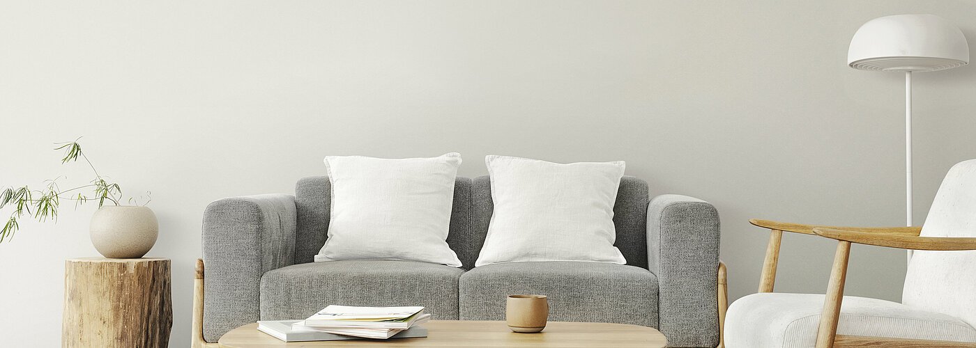 Stilvoll eingerichtetes Wohnzimmer mit Designer-Möbeln als Symbol für hochwertige möblierte Immobilien zur Miete oder zum Kauf in München bei Mr. Lodge.