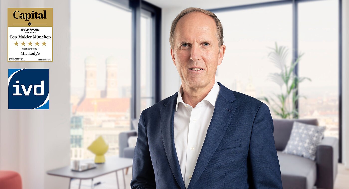 Geschäftsführer Norbert Verbücheln in modernem Münchner Apartment mit Blick auf die Frauenkirche – Mr. Lodge steht für Vertrauen, Expertise und erstklassige Betreuung in der möblierten Immobilienvermittlung.