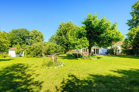 Großes Grundstück mit Altbaumbestand und gepflegtem Garten in München – Grundstück verkaufen Großraum München mit Mr. Lodge